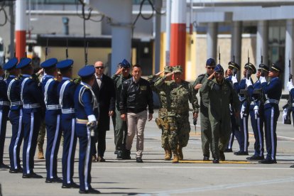 El presidente Daniel Noboa (c).