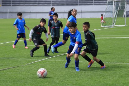 Los pequeños futbolistas disfrutaron de la experiencia de jugar en la cancha del estadio de Aucas.