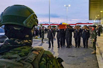 El féretro del cabo Daniel Valencia fue llevado a Ibarra. Tuvo una ceremonia militar.