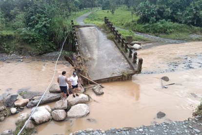 El puente colapsado en La Maná.