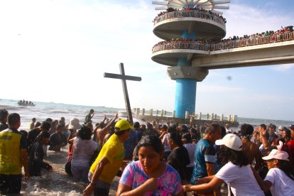 Miles de feligreses participaron del 'Baño de la Cruz'