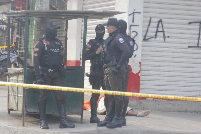 El cuerpo quedó tendido al pie del negocio de la víctima