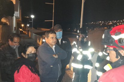 Agentes del Cuerpo de Bomberos llegaron al sitio para hacer mediciones.