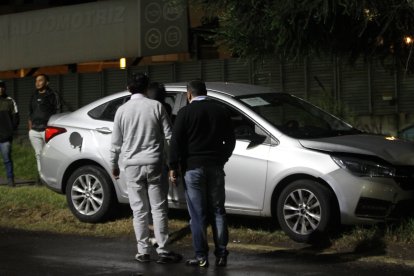 En este carro robado iban los seis criminales.