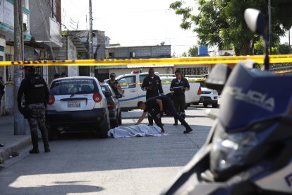 El cadáver fue retirado del sitio poco más de dos horas después del hecho violento.