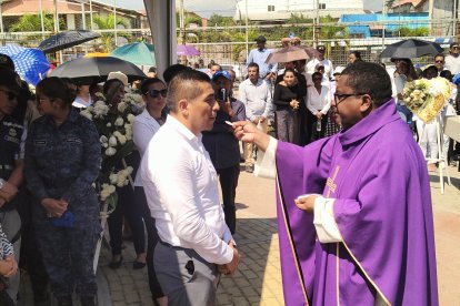 El nuevo burgomaestre participó en la misa de cuerpo presente de la extinta Brigitte García, asesinada al interior de un auto.