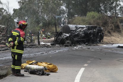 El conductor del tanquero huyó luego del accidente.