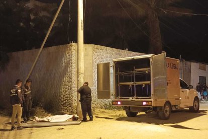 El adolescente agonizó por varios minutos en medio de la conmoción de los vecinos.