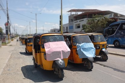 Conductores que trasladan pasajeros en mototaxis hicieron una protesta la mañana del martes 26 de marzo.