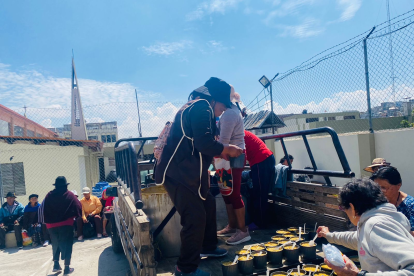 Para preparar la fanesca se unieron 20 voluntarios quienes cocinaron y regalaron el plato tradicional de Semana Santa. Foto Yadira Illescas