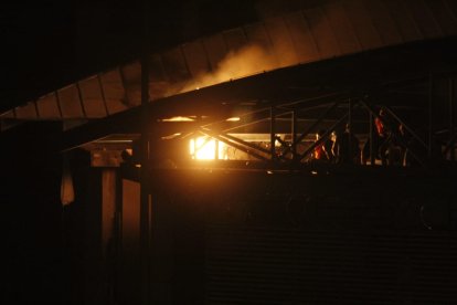 El fuego se podía ver desde los exteriores del centro