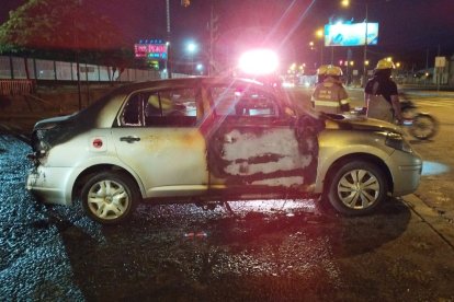 Uno de los coches incendiados se localizó en la vía a Daule.