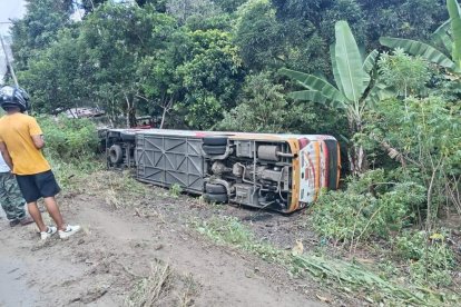 El bus de la cooperativa Aerotaxi quedó volcado.