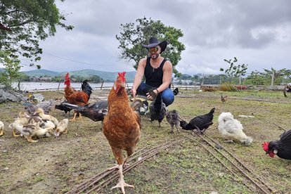 El ex chico reality posó con sus gallinas.