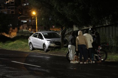 El vehículo fue robado a un taxista que hizo la carrera a los delincuentes.