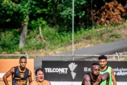 El lateral derecho Pedro Pablo Perlaza (d) podría ocupar la banda izquierda de Barcelona ante Macará, tras la lesión de Aníbal Chalá