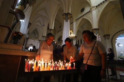 Varios feligreses realizaron el recorrido de las siete iglesias.