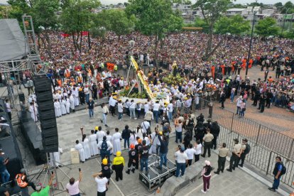 Miles de feligreses acudieron a la procesión del Cristo de Consuelo.