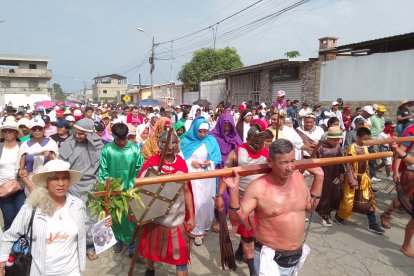 Feligreses del cantón Nobol recorrieron sus principales calles.