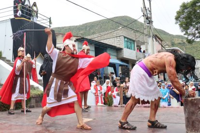 Varias personas retrataron el Vía Crusis de Jesús.