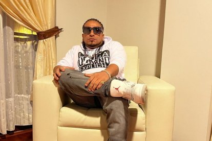 Oveja Negra en su cumpleaños estrenará una canción que habla de las mujeres interesadas.