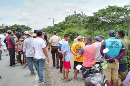 Hallaron un muerto en una cuneta, en la parroquia Vernaza, del cantón Salitre.