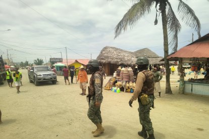 Militares recorrieron el balneario de Canoa, en Manabí, durante el feriado de Semana Santa.