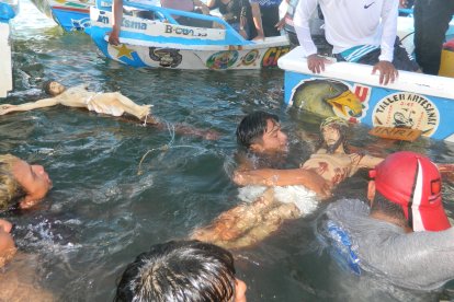 Los devotos realizaron el tradicional baño de la cruz en Puerto Engabao.