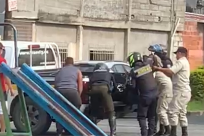 Los uniformados fueron atacados por sujetos en motocicleta.