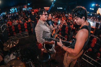 Douglas Bastidas el cantante original de Tranzas con su hijo Roberto, ahora guitarrista de la banda.