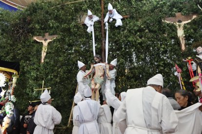 El acto del descenso del cuerpo de Jesús toma al menos un par de horas, debido a la solemnidad con la que se realiza.