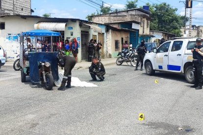 El cadáver quedó junto al pequeño vehículo, con una parte de las piernas dentro.