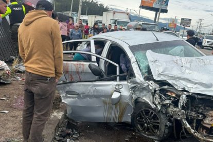 El vehículo se impactó de forma atroz en la vía.