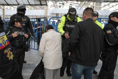 Los policías se desplegaron en el interior y afuera de la estación del Playón de la Marín