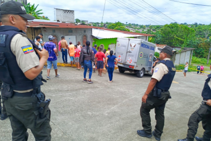 La Policía llegó a la escena para recabar indicios del crimen.