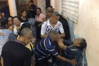 Allegados ayudan a Martha Contreras, progenitora de Jordan Carriel, víctima de la balacera.