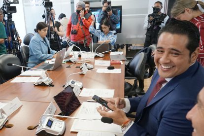 Ronny Aleaga fue asambleísta por la Revolución Ciudadana. Él fue miembro de los Latin Kings.