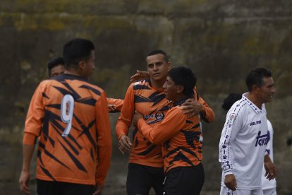 Pepón Alvarez fue la figura del campeón y fue felicitado por compañeros tras marcar los dos goles.