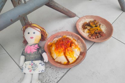 Muñeca y pollo desmechado fueron hallados en la Fiscalía de Manta.