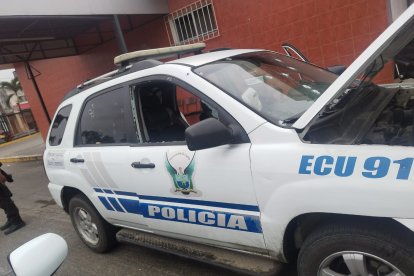 El patrullero de la Policía quedó baleado.