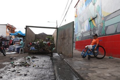 Los contenedores permanecen abiertos todo el día. Chamberos escarban y riegan la basura a la calle.