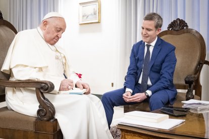 El papa Francisco junto al periodista español Javier Martínez-Broscal, quien escribió un libro sobre el “santo padre”.