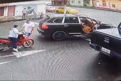 Quisieron arrebatarle  el dinero pero no lo lograron.