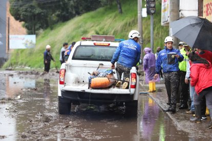 En una camioneta fue trasladado uno de los fallecidos en este aluvión.