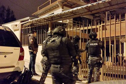 Agentes de la Policía y Fiscalía revisaron viviendas y oficinas de sospechosos en Tungurahua, El Oro, Manabí y otras provincias.