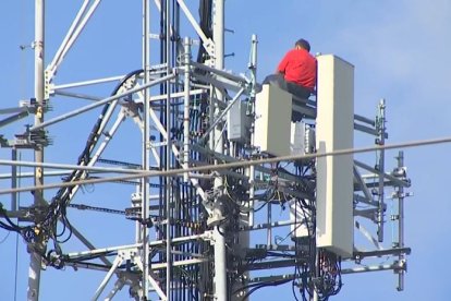 El individuo estuvo trepado en la torre por más de 6 horas.