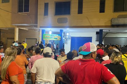 Vecinos se agolparon frente al establecimiento y lamentaron lo ocurrido a La Gata como conocían a la señora.