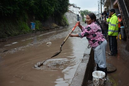 Los sumideros quedaron taponados con el material que bajó de la quebrada.