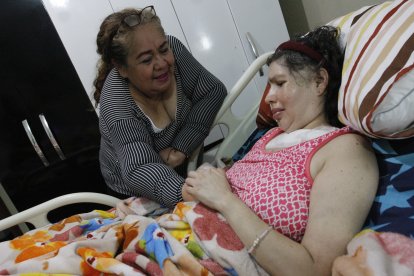 Su tía Leonor la mima como a una pequeña niña, pues creció con ella y sus otros dos sobrinos.