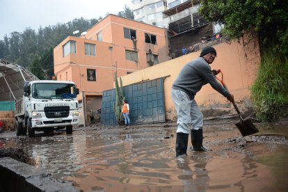 Los vecinos colaboran a limpiar las calles.